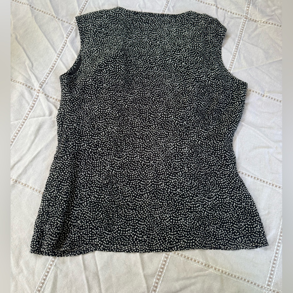 Notations Black and White Fitted Sleeveless Blouse - Picture 5 of 9